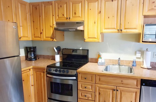 Fernie Condo | Family & Groups | 2 Q beds + 2 Twin | Walk to Trails