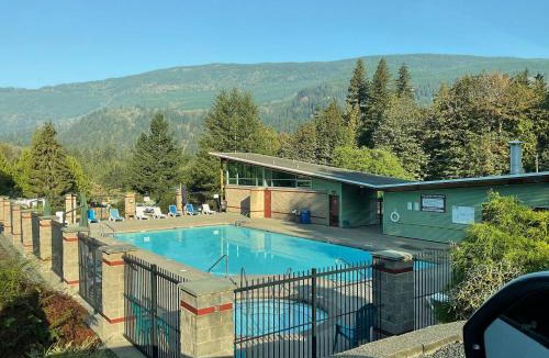 Lindell Beach Resort | Family Retreat - Pool, Hot tub & Lake Access