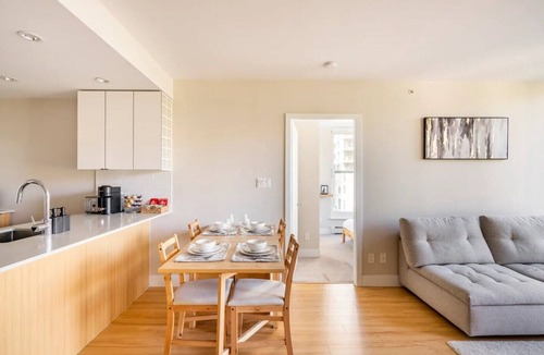 Southeast False Creek Apartment | Family Size Luxury Residence/Parking/Gym/Mountain View/Complete with Essentials