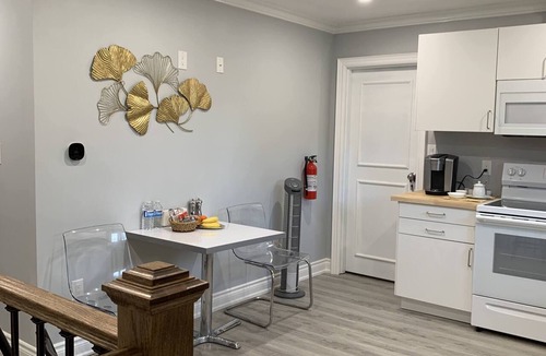 Niagara Falls Apartment | Family-sized suite with a private entrance, 5-minute walk to the Niagara Falls!