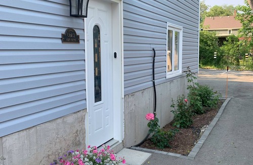 Niagara Falls Apartment | Family-sized suite with a private entrance, 5-minute walk to the Niagara Falls!