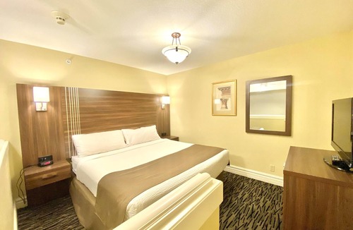 East Kootenay Resort | Family Suite - 2 Double Bed and 1 King Bed