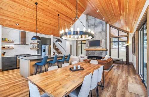 East Kootenay Ski Chalet | Fernie Alpine Chalet: Sports Court & Hot Tub