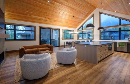 Fernie Ski Chalet | Fernie Alpine Court Chalet – Squash Court, Ski-In, Hot Tub, Panoramic Views