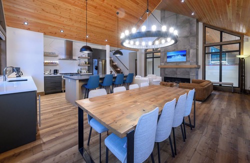 Fernie Ski Chalet | Fernie Alpine Court Chalet – Squash Court, Ski-In, Hot Tub, Panoramic Views