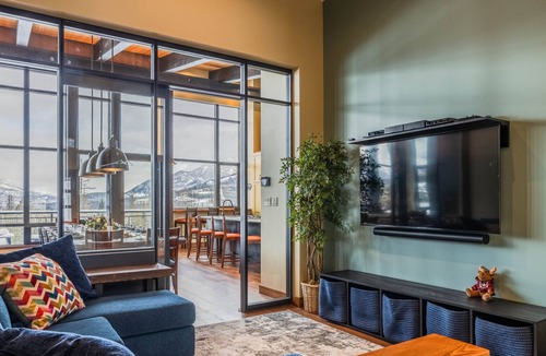 East Kootenay Ski Chalet | Fernie Mountain House 4 bdrm Ski-in/out with amazing mtn views, Stay 5 for Pay 4