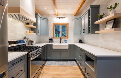 Tofino House | Fetch Tofino- hot tub, close to town and beach!