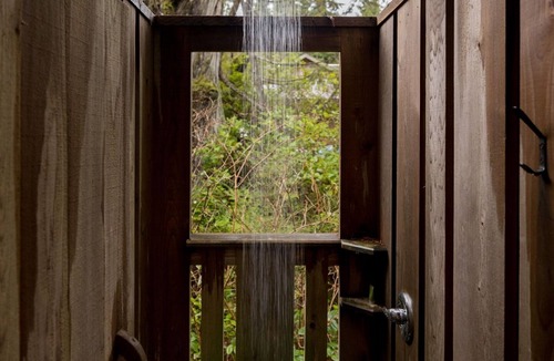 Tofino House | Fetch Tofino- hot tub, close to town and beach!