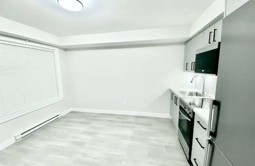 Sardis House | Few minutes walk to Veddar River, Cultus lake and Water theme park