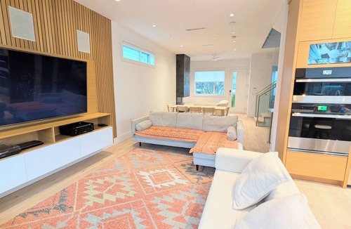 Riley Park House | FIFA 2026 Vancouver stay prime location sleeps 7 free parking kids friendly