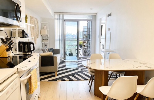 CityPlace Condo | FIFA unobstructive view CN TOWER lakeshore 1+1(den) 2b1b condo with parking