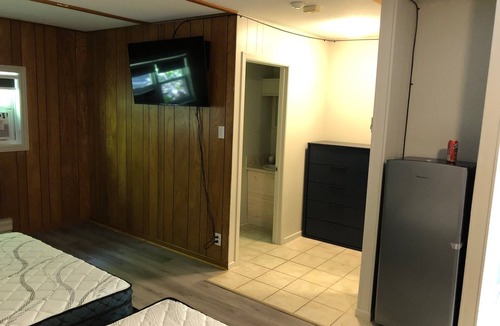 Dorset Cabin | Firehouse lodge Walk out Deck unit 1 On 8 Acres, 10 min Walk To The Lake