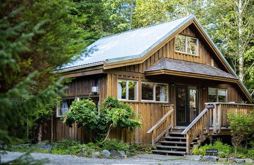 Ucluelet Cabin | Florencia Bay I Elegant Rustic I Hot Tub I Fireplace