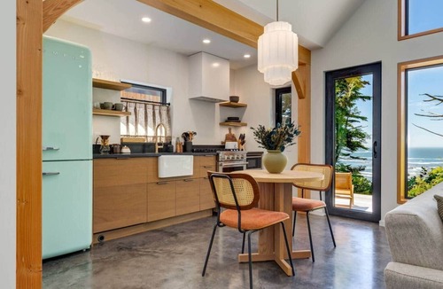 Ucluelet House | Fogged Inn Cabin