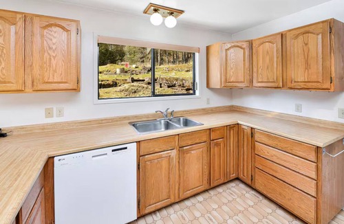 Colwood House | Forest Retreat in Entire 3BR Upper Home in Colwood