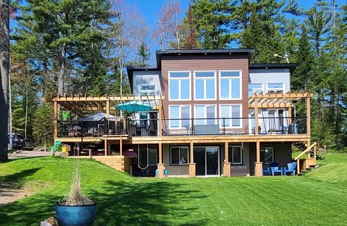Leslie-Clapham-et-Huddersfield Ski Chalet | Fox Lakehouse is a contemporary four season home with amazing walk in beach.