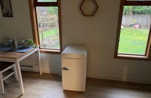 Brackendale Apartment | Fresh and bright studio space close to trails and the highway. Pet friendly