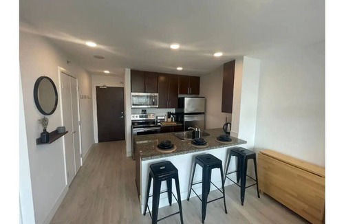 Crosstown Condo | Full Condo w/Pool, Hot tub & Gym DT Vancouver