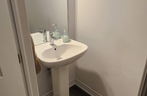 Paris House | Full House 4BR 2.5+ WR, 2km To HW403 & Downtown Paris, Opposite to S. Plaza&Tims