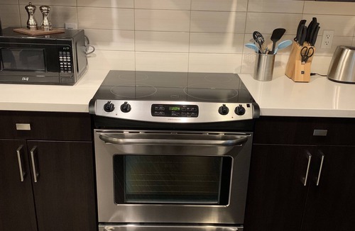 North Vancouver Apartment | Fully equipped 5 star 1 bdrm suite. Luxurious.