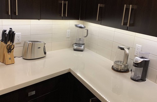 North Vancouver Apartment | Fully equipped 5 star 1 bdrm suite. Luxurious.