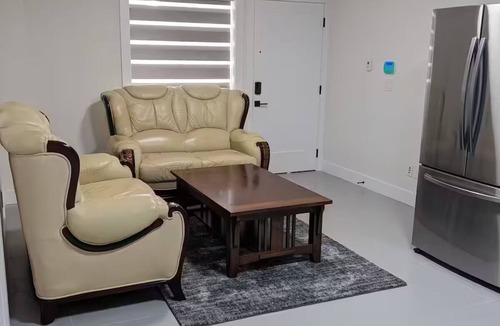 Surrey House | Fully Furnished Holiday Rental 02 BR Suite