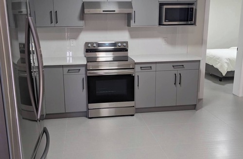 Surrey House | Fully Furnished Holiday Rental 02 BR Suite