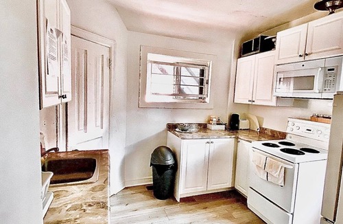Downtown Toronto House | Fully furnished rooms near Eaton Centre in downtown Toronto, (girls only)