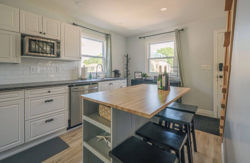 Kincardine Cottage | Fully Renovated Cottage on Queen, 3min walk from Beach and Downtown Adventures!
