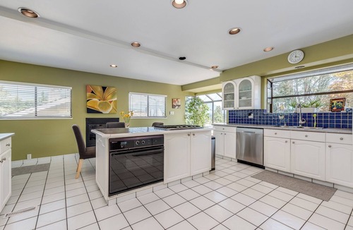 Coquitlam House | Fun and Comfy House with Pool and Hot Tub