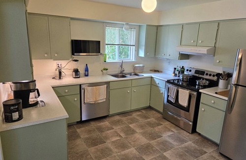 Booktown House | Furnished 1900sf 3bedr house in downtown Sidney one block from Ocean and shops