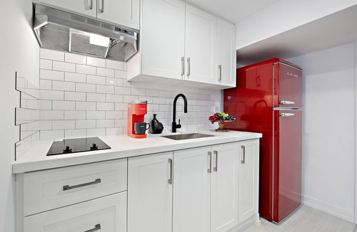 Newtonbrook Apartment | Furnished 1BR Basement | Workspace | Laundry | Parking | Ideal for Monthly Stays