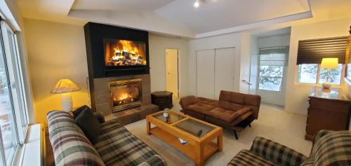 Hollyburn Apartment | Garden Retreat in West Vancouver