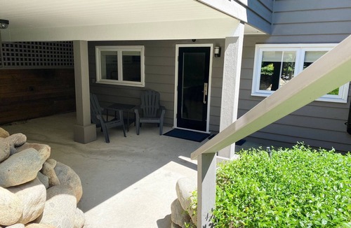 Hollyburn Apartment | Garden studio suite in private garden close to shops, restaurants