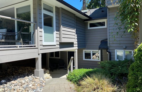 Hollyburn Apartment | Garden studio suite in private garden close to shops, restaurants