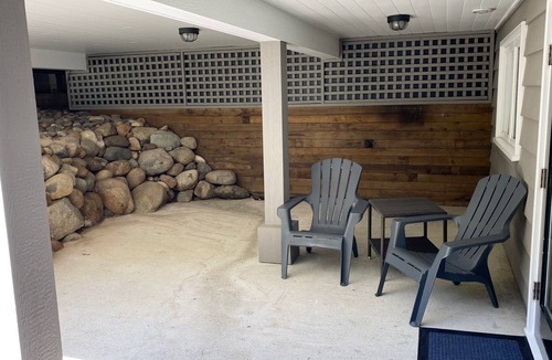 Hollyburn Apartment | Garden studio suite in private garden close to shops, restaurants