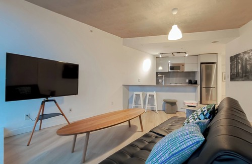 Gastown Apartment | Gastown Unbeatable View 1 Bedroom High Rise Apartment Rooftop View of Downtown