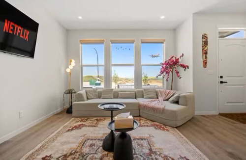 Calgary House | Glacier Ridge Retreat AC 4BR Home Sleeps 14