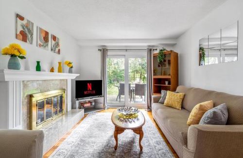 Mississauga House | Glengarry Haus Spacious 2BR Home Away From Home