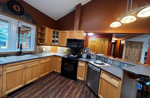 Golden Ski Chalet | Golden Valley Lodge with hot tub & mountain views