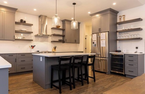 Fernie Ski Chalet | Gorgeous 6 Bedroom with 2 Hot Tubs