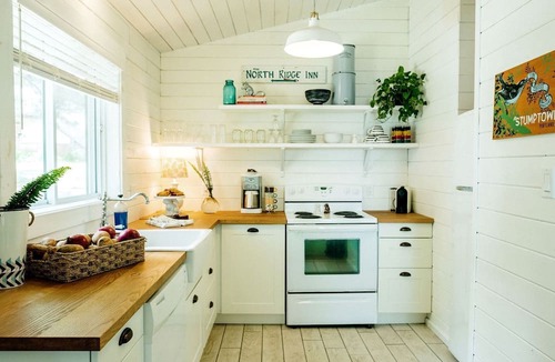 Strong Cabin | Gorgeous Cabin Rental with Spacious Deck on Lake Bernard, Ontario