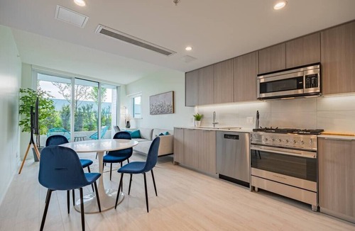 District of North Vancouver Apartment | Gorgeous Unit with Large Patio