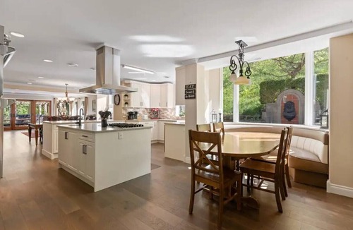 Chilliwack House | Grand English Home | 7BR, Hot Tub & Views