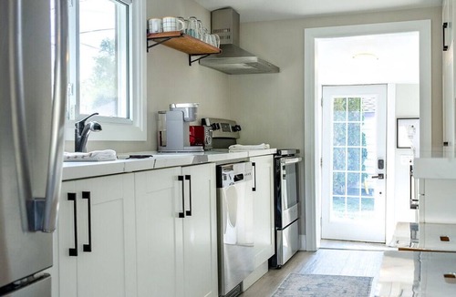Grand Bend Cottage | Gray Haven: Lake View Patio, Hot Tub, 1 min to beach!