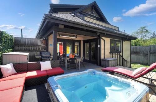 Ambleside Villa | Great West Vancouver house with hot tub, across from beach & 10 mn to Downtown Vancouver