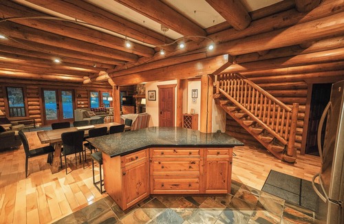 Golden Ski Chalet | GrizzPaw Lodge 5 Bedroom Sleeps 14 People, Kicking Horse Mountain Resort