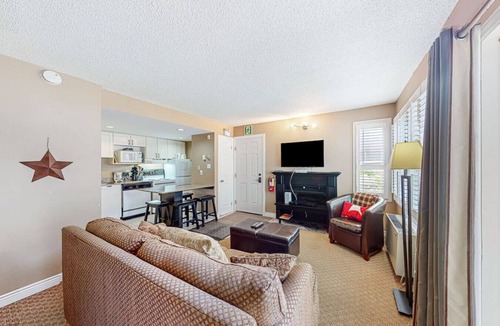 Craigleith Condo | Ground Level Studio with Pool, Hot Tub, Tennis!