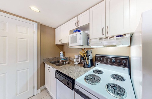 Craigleith Condo | Ground Level Studio with Pool, Hot Tub, Tennis!