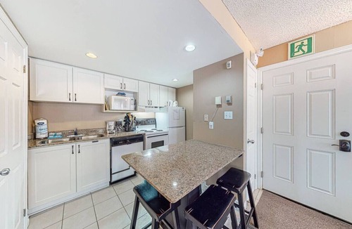 Craigleith Condo | Ground Level Studio with Pool, Hot Tub, Tennis!